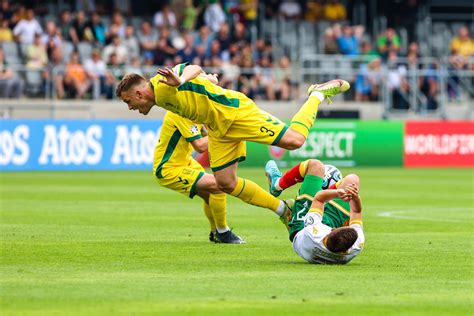 Tėvas ir sūnus stebi futbolo rungtynes