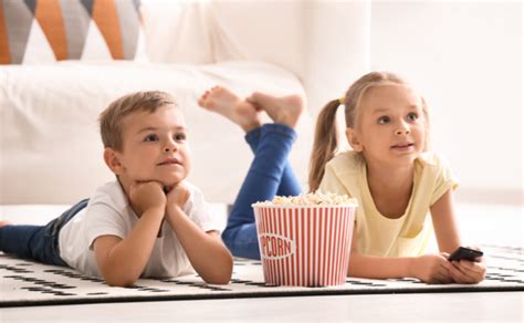 Vaikai žiūri filmą kino salėje