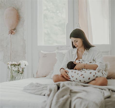 Schema, iliustruojanti klasikinę lopšelio žindymo poziciją