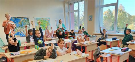 Klasės interjeras su mokiniais