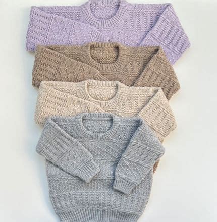 įvairių dydžių ir spalvų kūdikių megztukai