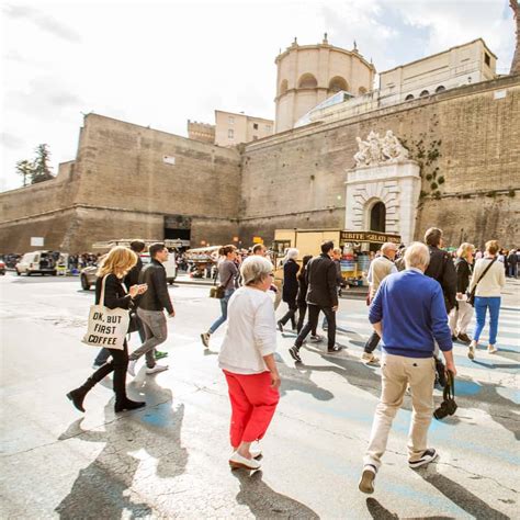 vaikas stumiamas vežimėliu Vatikano muziejuose