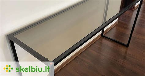 Uždarytos parduotuvės vitrina su išpardavimo skelbimais