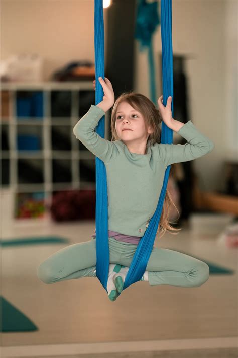 vaikai skraido oro jogos juostose