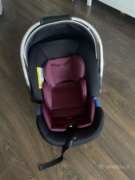 vaikiška automobilinė kėdutė su kūdikiu