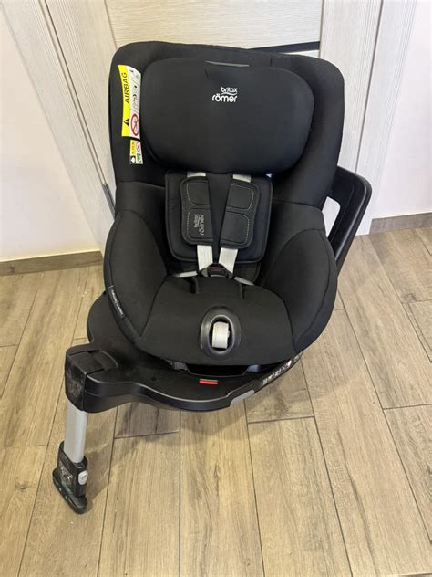 vaikiškos automobilinės kėdutės su skirtingais tvirtinimo diržais