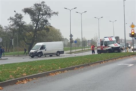 Akušerė kalbasi su besilaukiančia moterimi