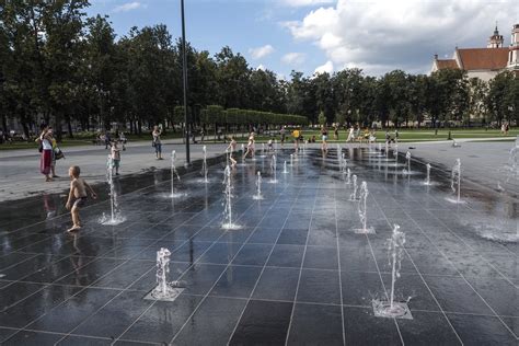 Provanso kaimelio aikštė su fontanu