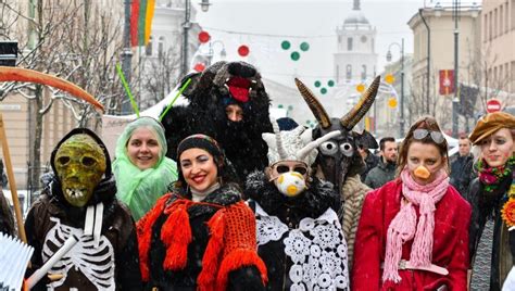 Užgavėnių persirengėliai su kaukolėmis ir šiaudiniais kostiumais