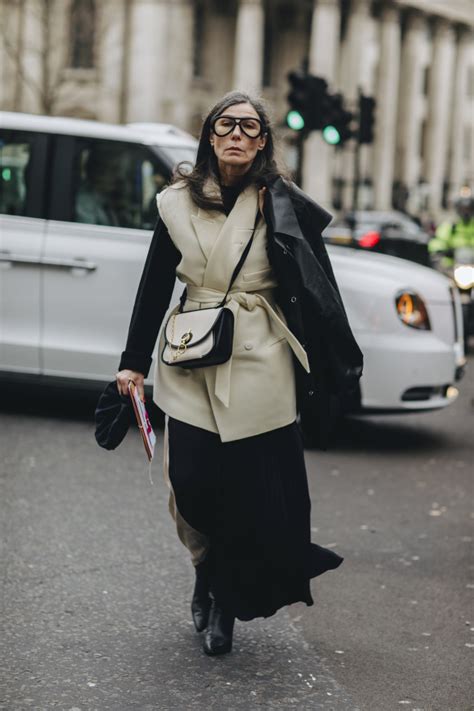 Moteris su juodu tutu sijonu gatvės stiliaus aprangoje