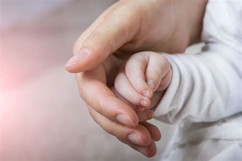 Moterys ir kūdikis, simbolizuojantys vėlyvą nėštumą
