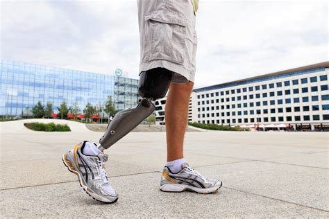 Žmogus su protezu ir ramentais