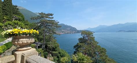 Spalvingi Varennos namai prie Komo ežero